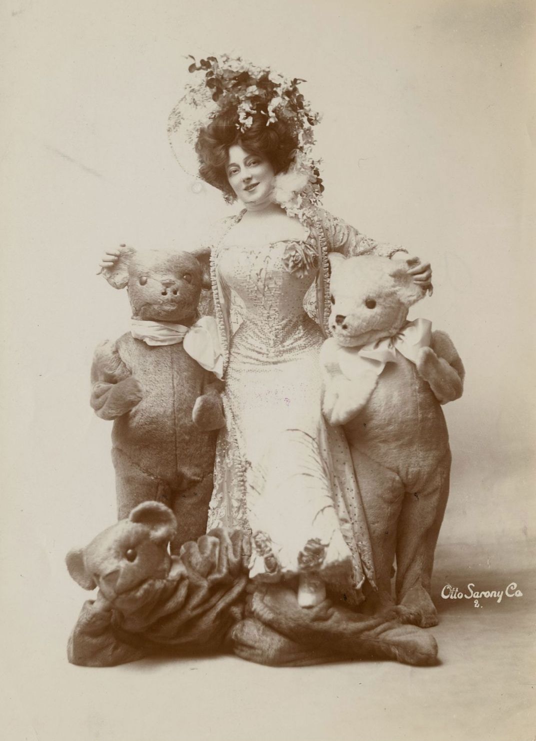 Anna Held performing with teddy bears in 1906 or 1907