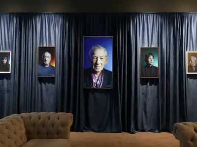 A portrait of Ian McKellen (center) hanging alongside depictions of (from left to right) Frances Barber, Charles Dance, Harriet Walter and Simon Callow