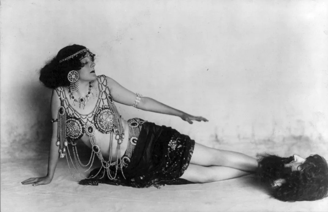 Gertrude Hoffman as Salome, with the head of John the Baptist at right