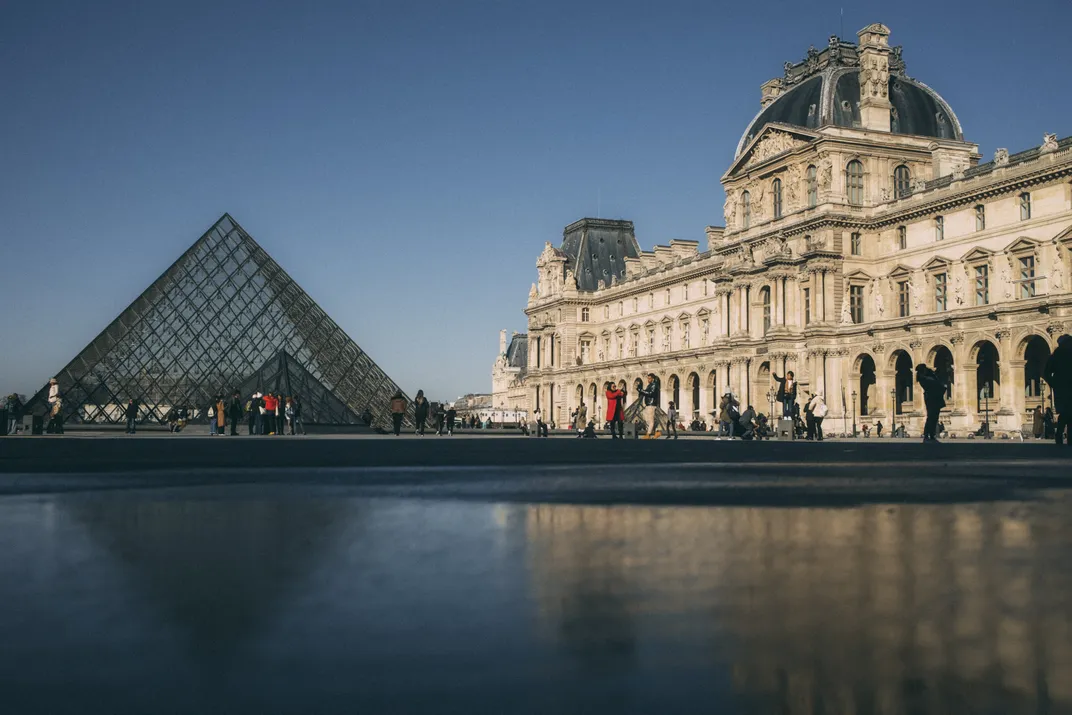 Louvre exterior with pyramid