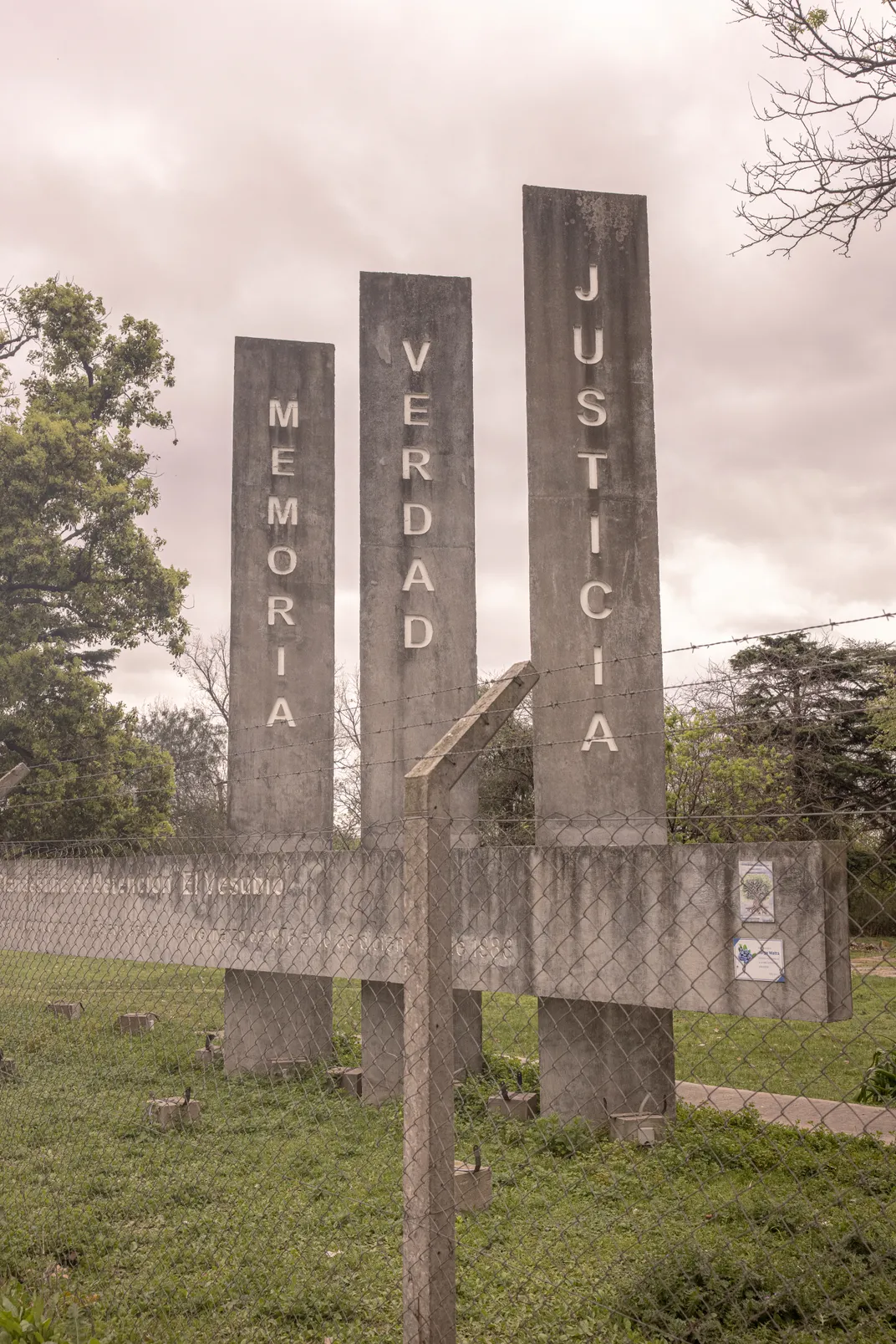 El Vesubio, with pillars