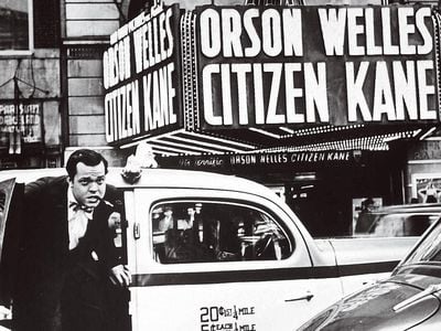 Orson Welles, already an institution at the age of 25, arrives at the 1941 premiere of his masterpiece.
